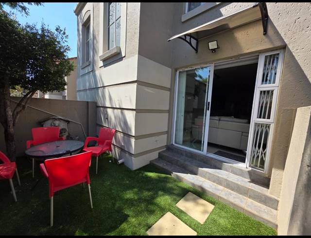 2 BEDROOM TOWNHOUSE FOR SALE IN SUNNINGHILL